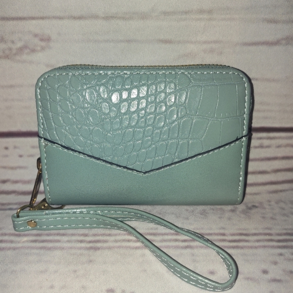 Crocodile-Embossed Green Wristlet Mini Clutch Wallet